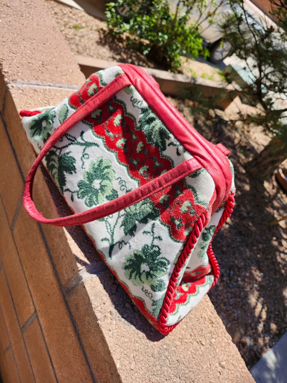 RARE!!!!! Luna Designs from Blackhawk CA, Vintage Embroidered Large Purse Hinged